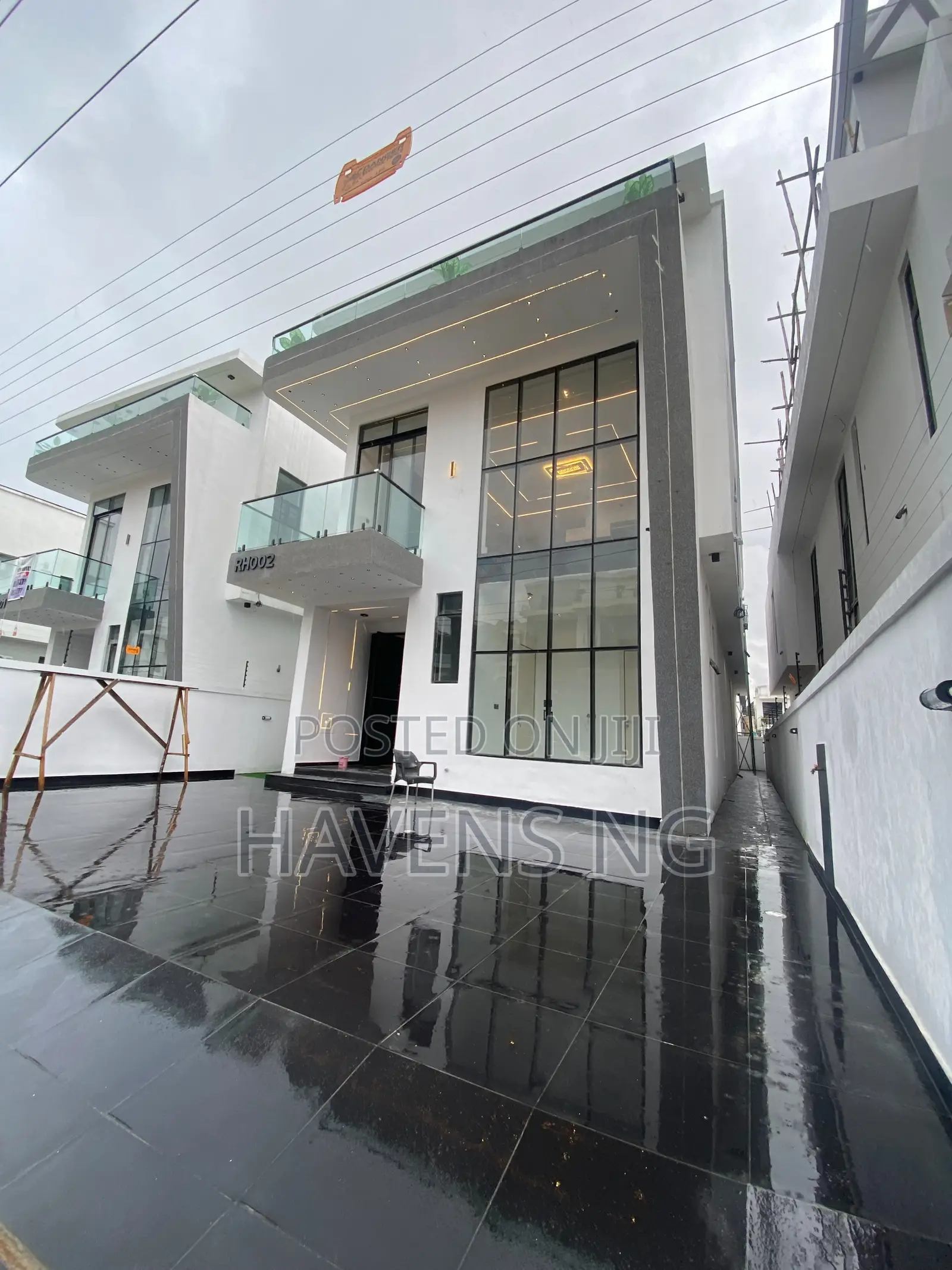 5bdrm Duplex in Chevron for sale