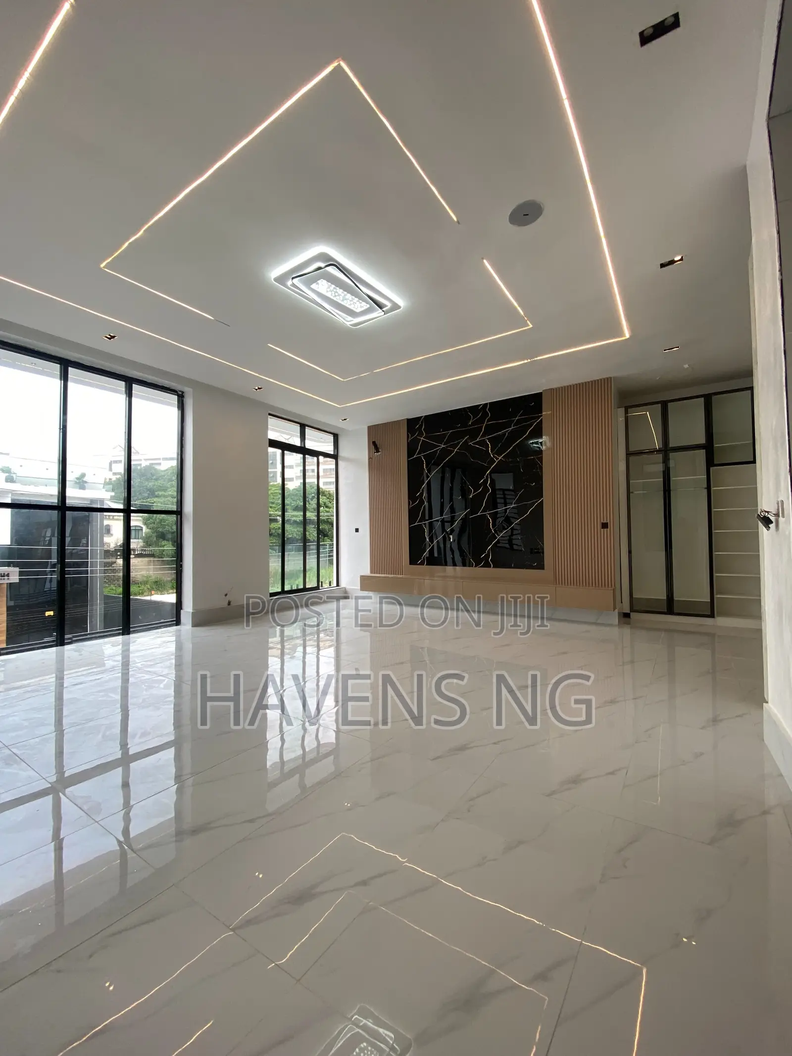 5bdrm Duplex in Chevron for sale