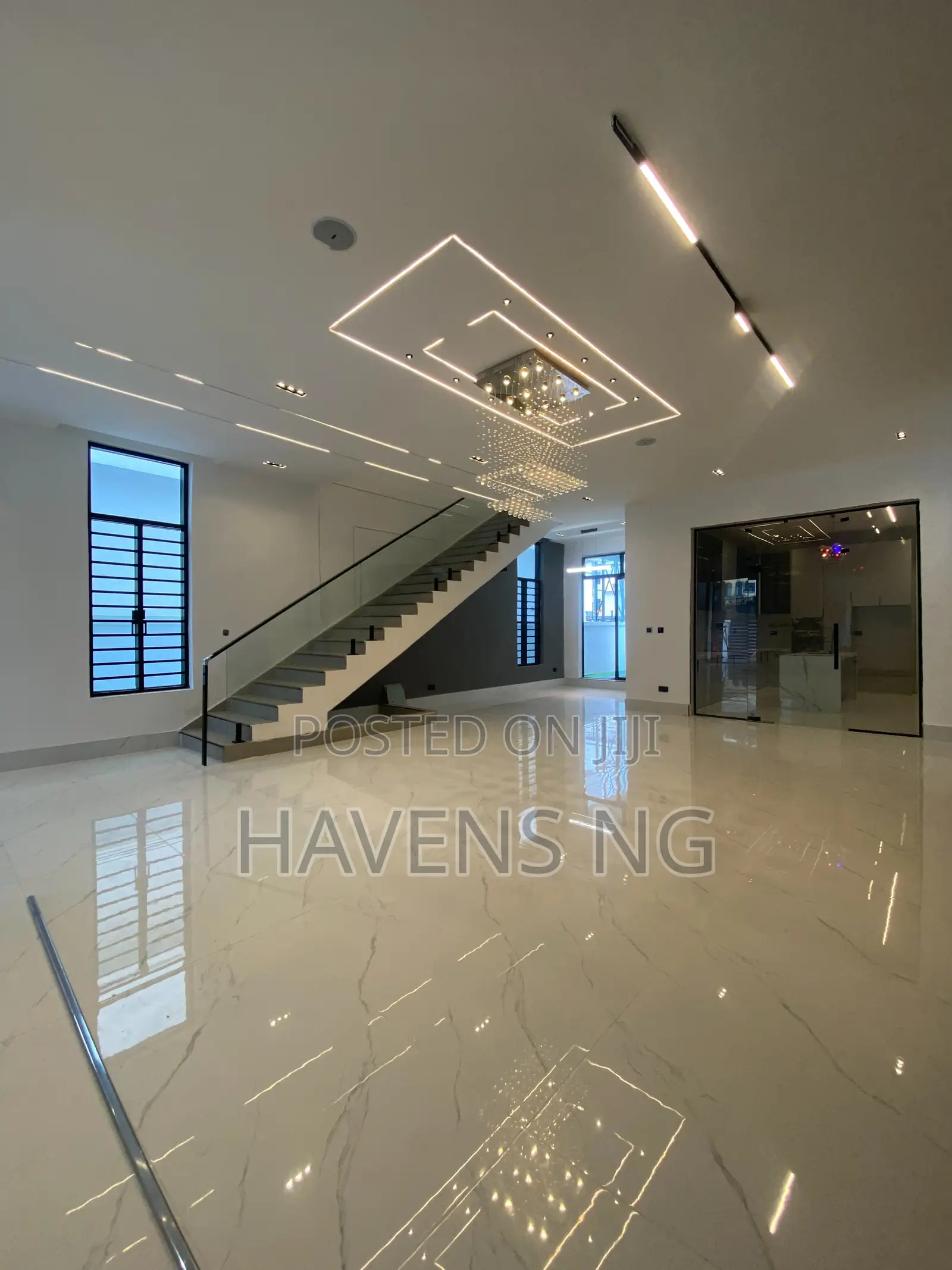5bdrm Duplex in Chevron for sale