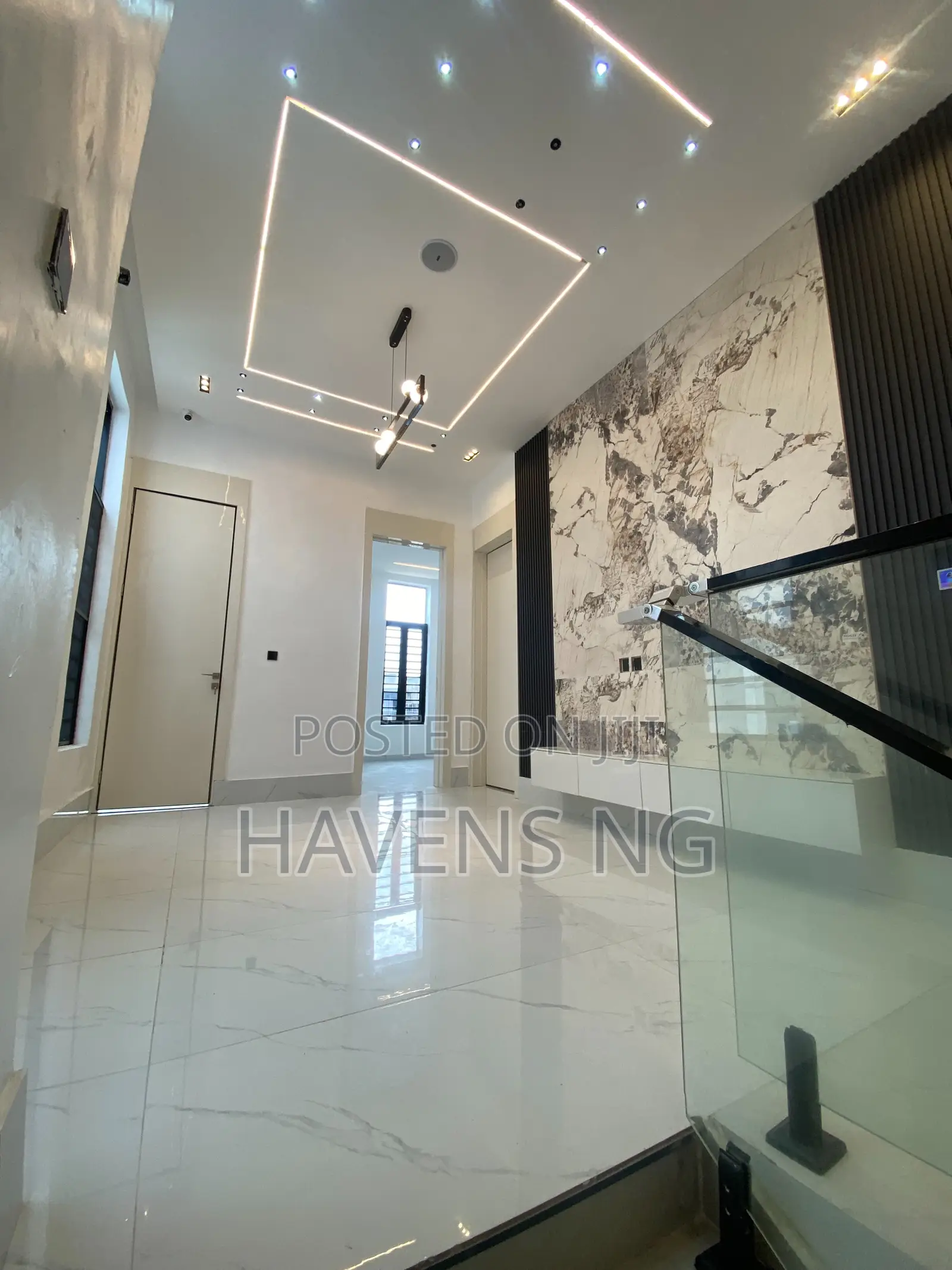 5bdrm Duplex in Chevron for sale