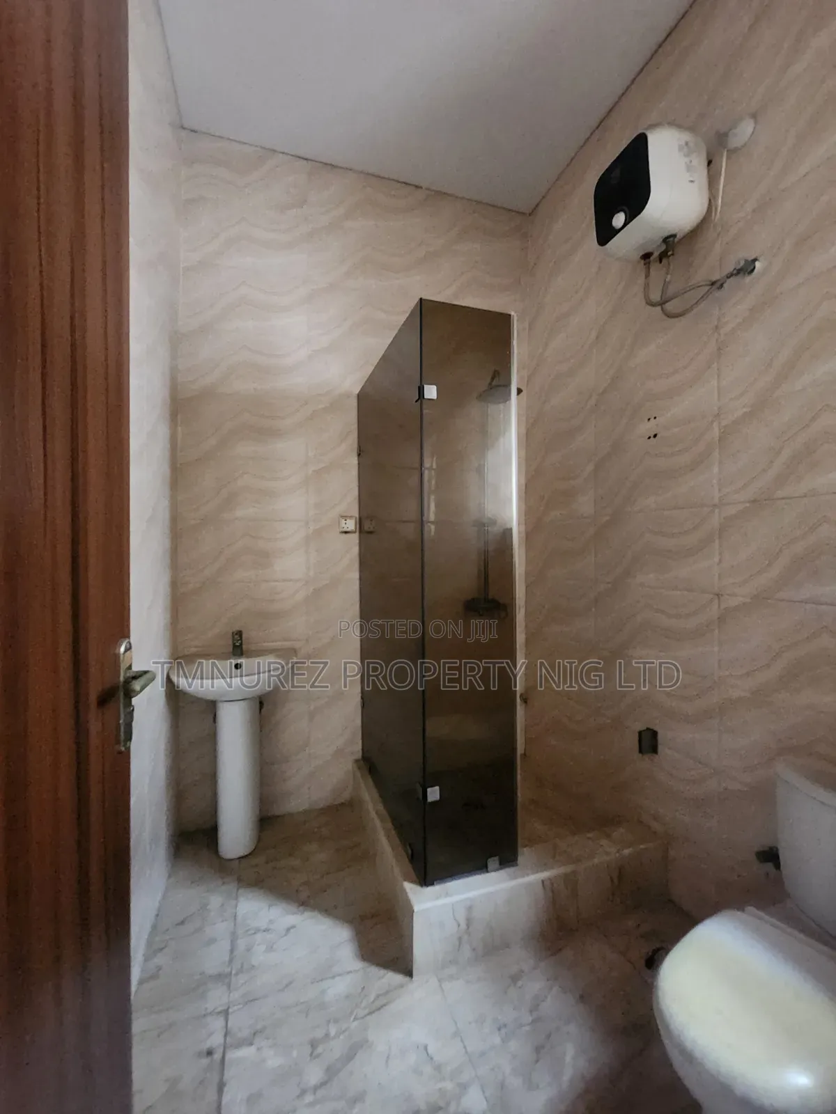 4bdrm Duplex in Chevron for sale