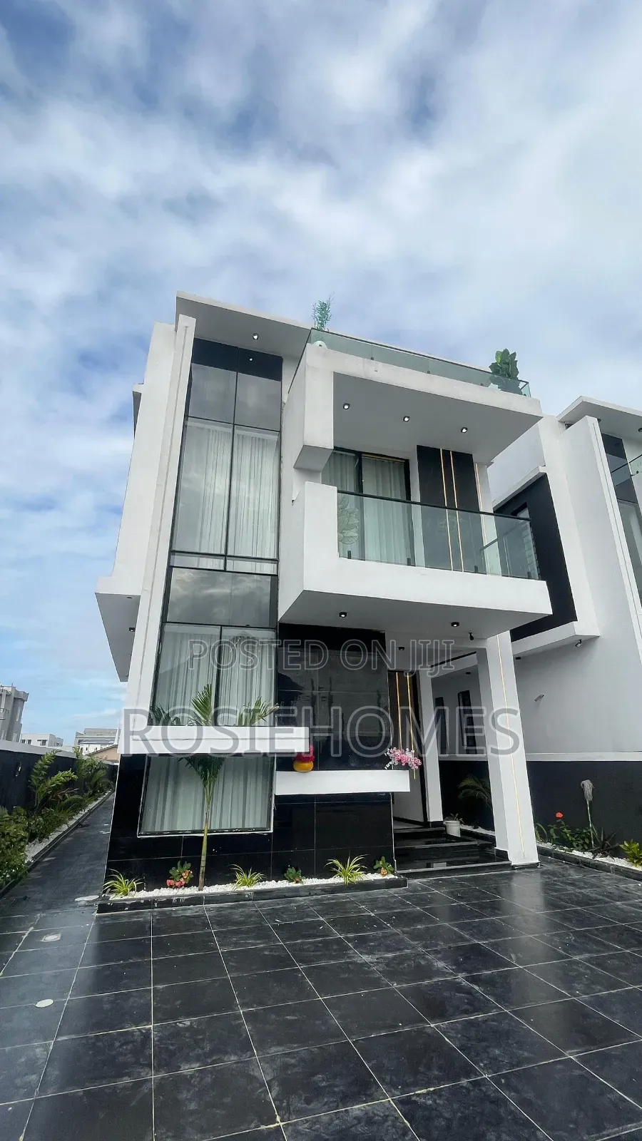 5bdrm Duplex in Ologolo Estate for sale