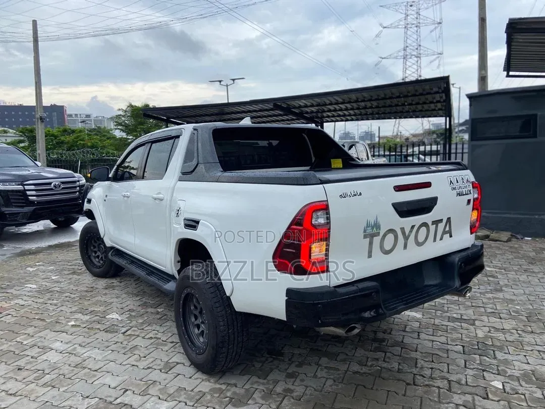 Toyota Hilux 2023 White