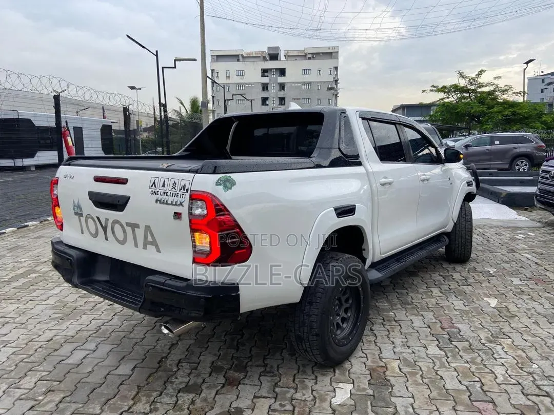 Toyota Hilux 2023 White