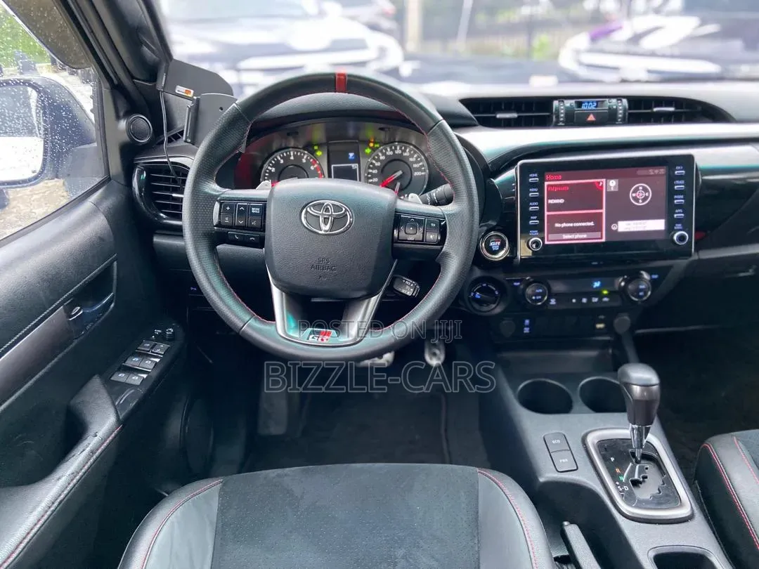 Toyota Hilux 2023 White