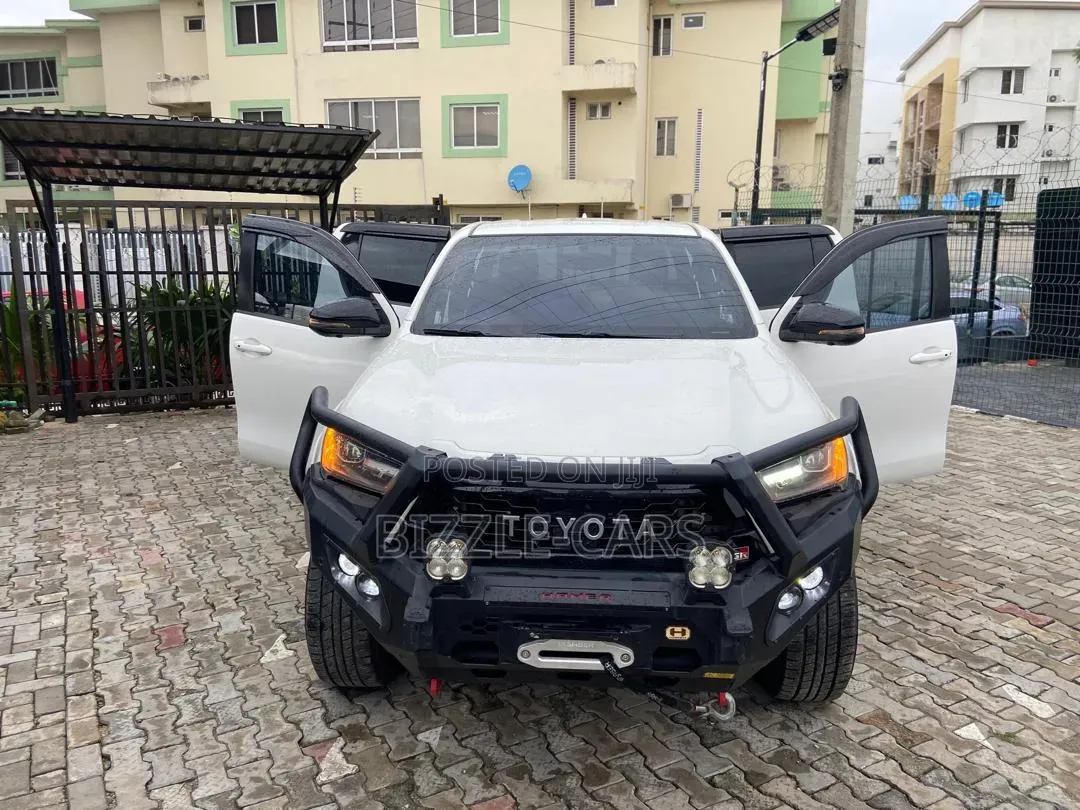 Toyota Hilux 2023 White