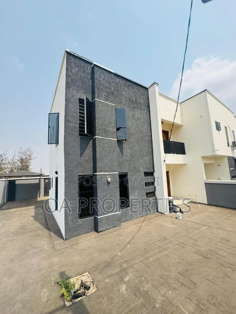 3bdrm Duplex in Carlton Gate Estate for sale