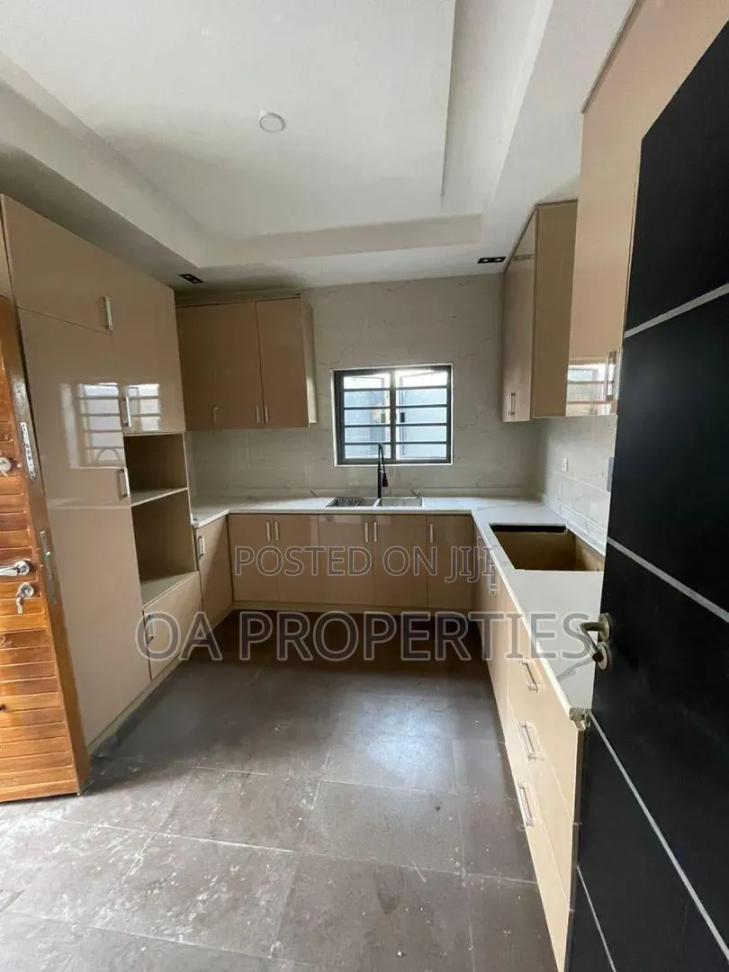 3bdrm Duplex in Carlton Gate Estate for sale