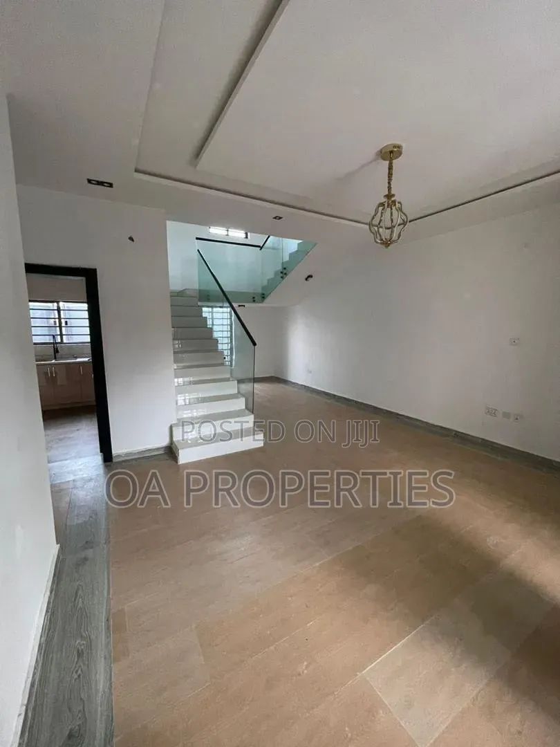 3bdrm Duplex in Carlton Gate Estate for sale