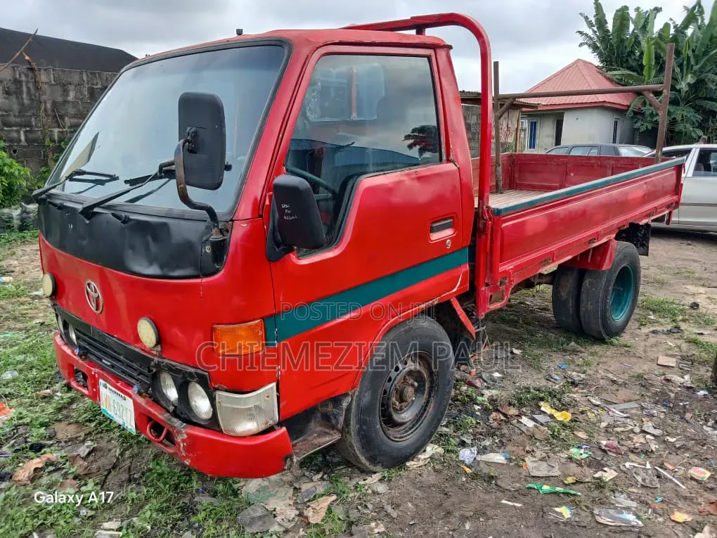 Toyota Dyna 2010 Red