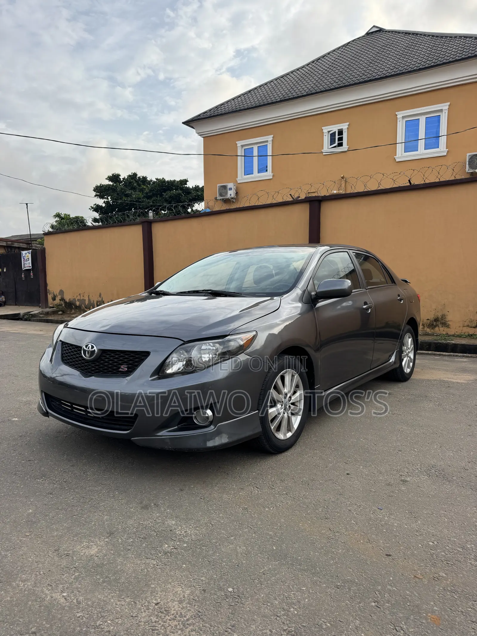 Toyota Corolla LE 4dr Sedan (1.8L 4cyl 4A) 2011 Gray