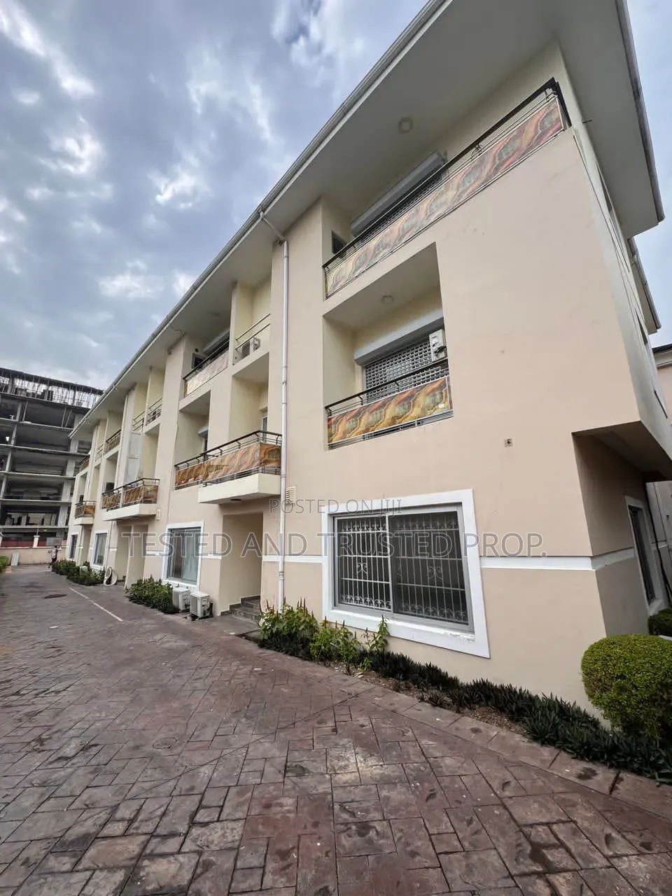 5bdrm Duplex in Banana Island for rent