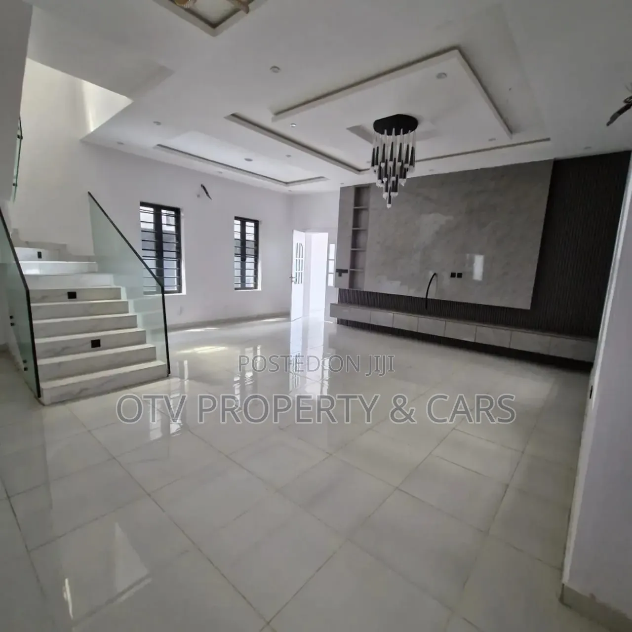 5bdrm Duplex in Chevron for sale
