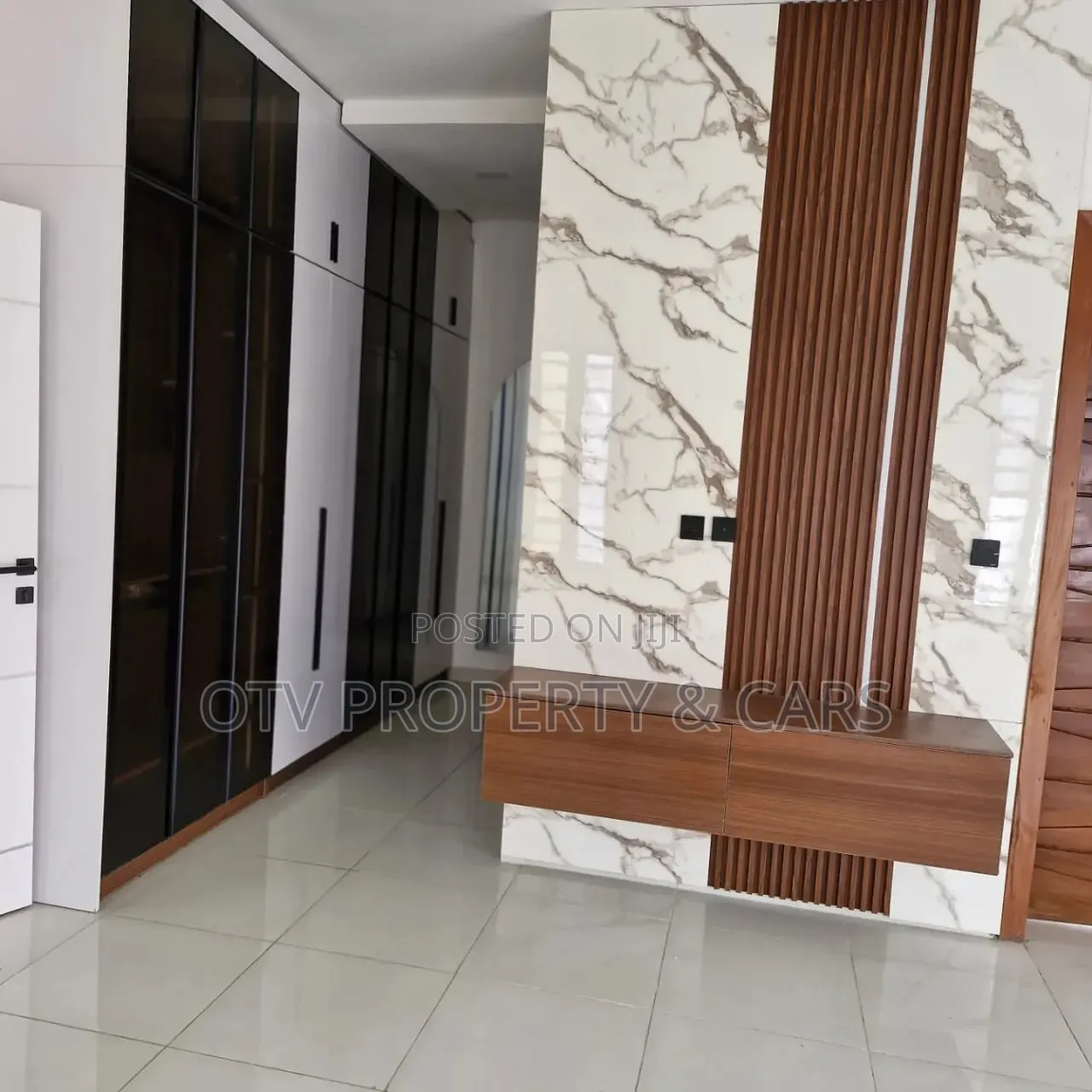 5bdrm Duplex in Chevron for sale