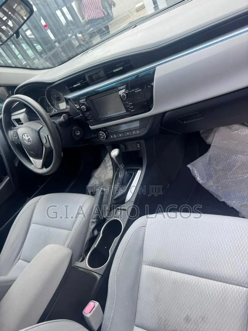 Toyota Corolla LE 4dr Sedan (1.8L 4cyl CVT) 2015 Silver