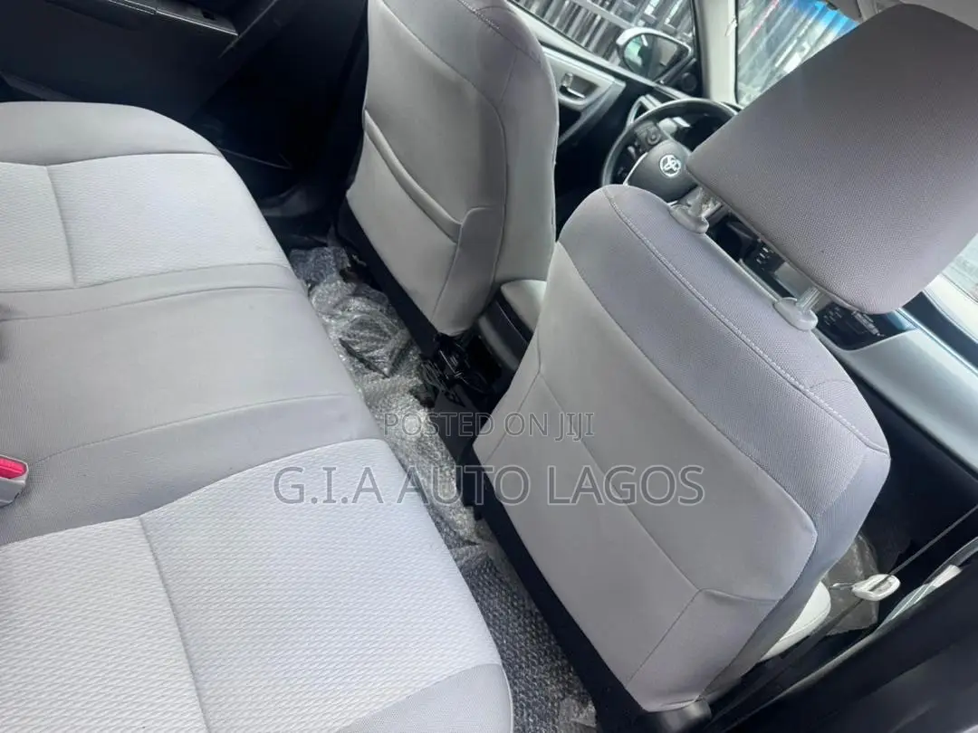 Toyota Corolla LE 4dr Sedan (1.8L 4cyl CVT) 2015 Silver