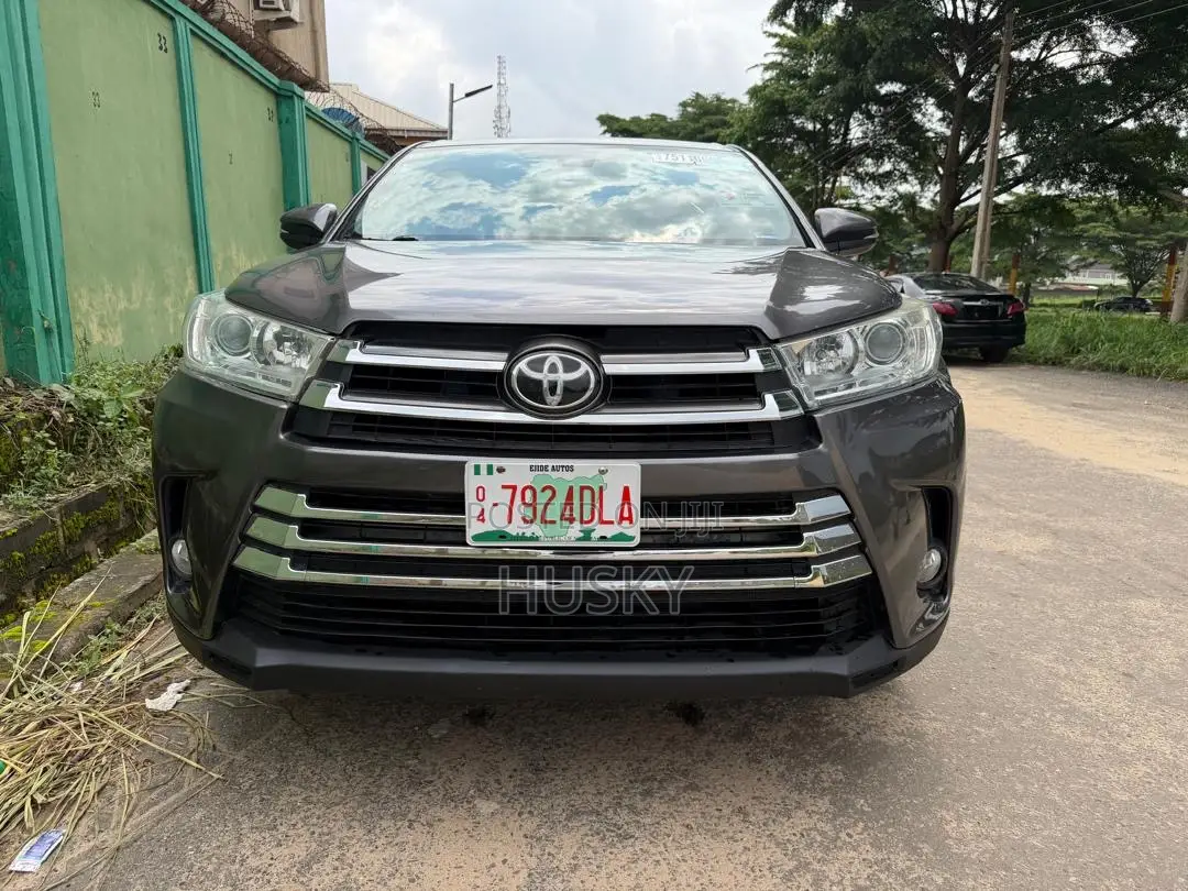 Toyota Highlander LE Plus 4x4 V6 (3.5L 6cyl 8A) 2017 Gray