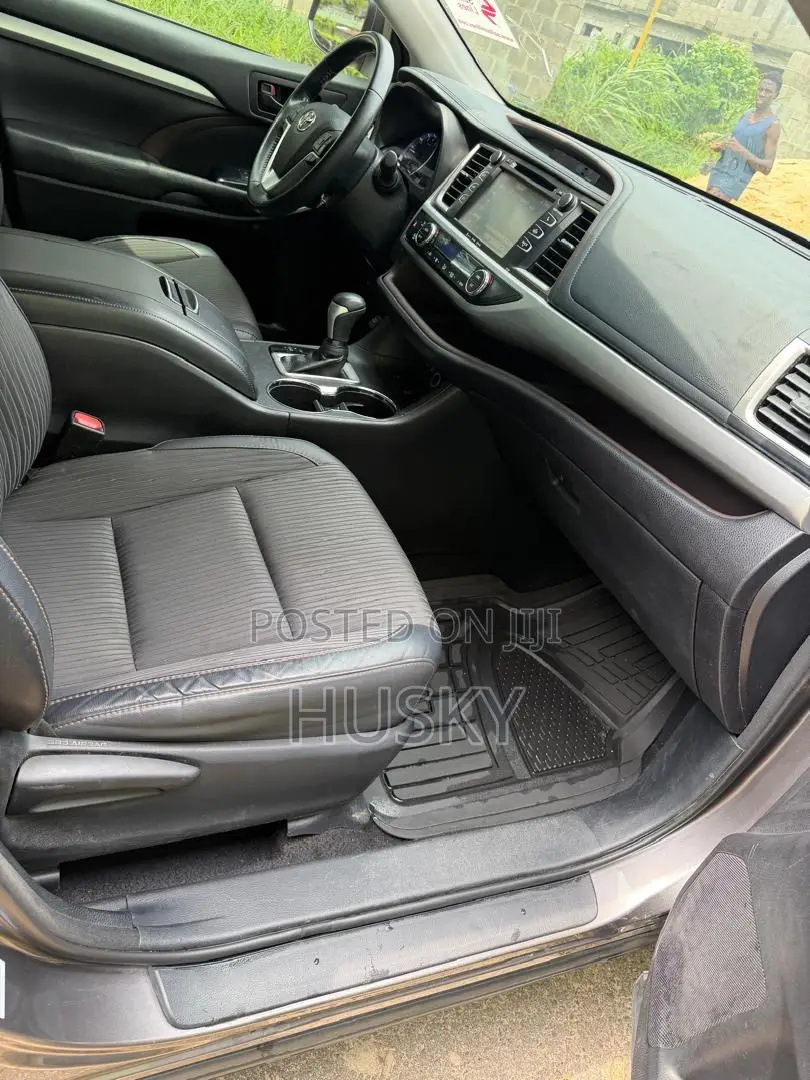 Toyota Highlander LE Plus 4x4 V6 (3.5L 6cyl 8A) 2017 Gray
