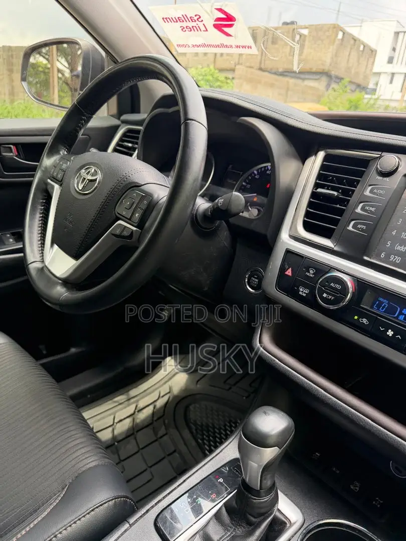 Toyota Highlander LE Plus 4x4 V6 (3.5L 6cyl 8A) 2017 Gray