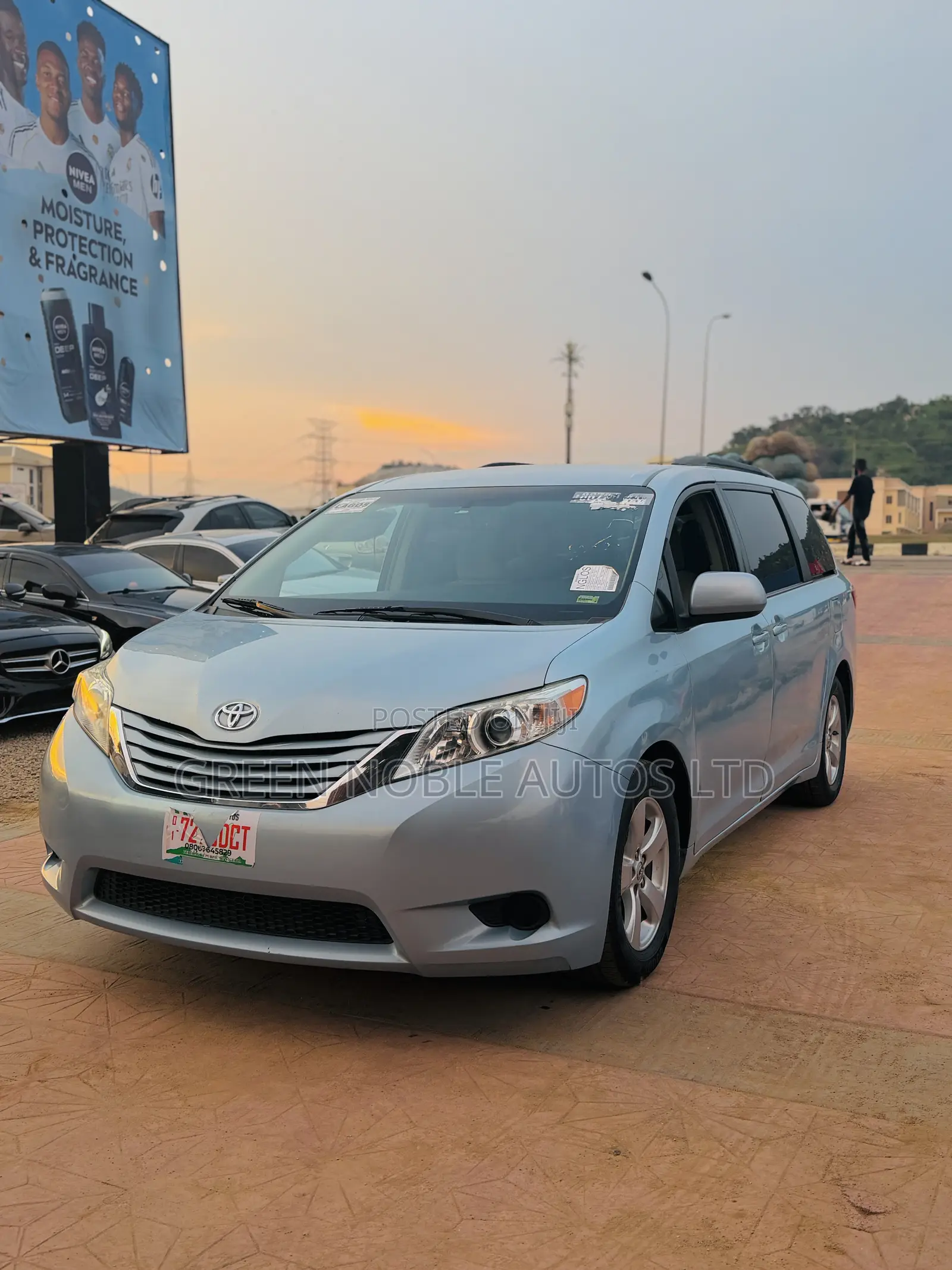 Toyota Sienna LE 8-Passenger 4dr Minivan (3.5L 6cyl 6A) 2015 Blue