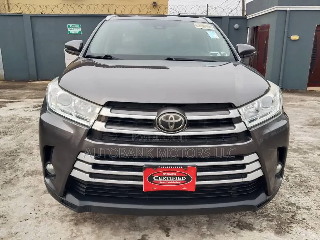 Toyota Highlander XLE 4x4 V6 (3.5L 6cyl 8A) 2018 Gray