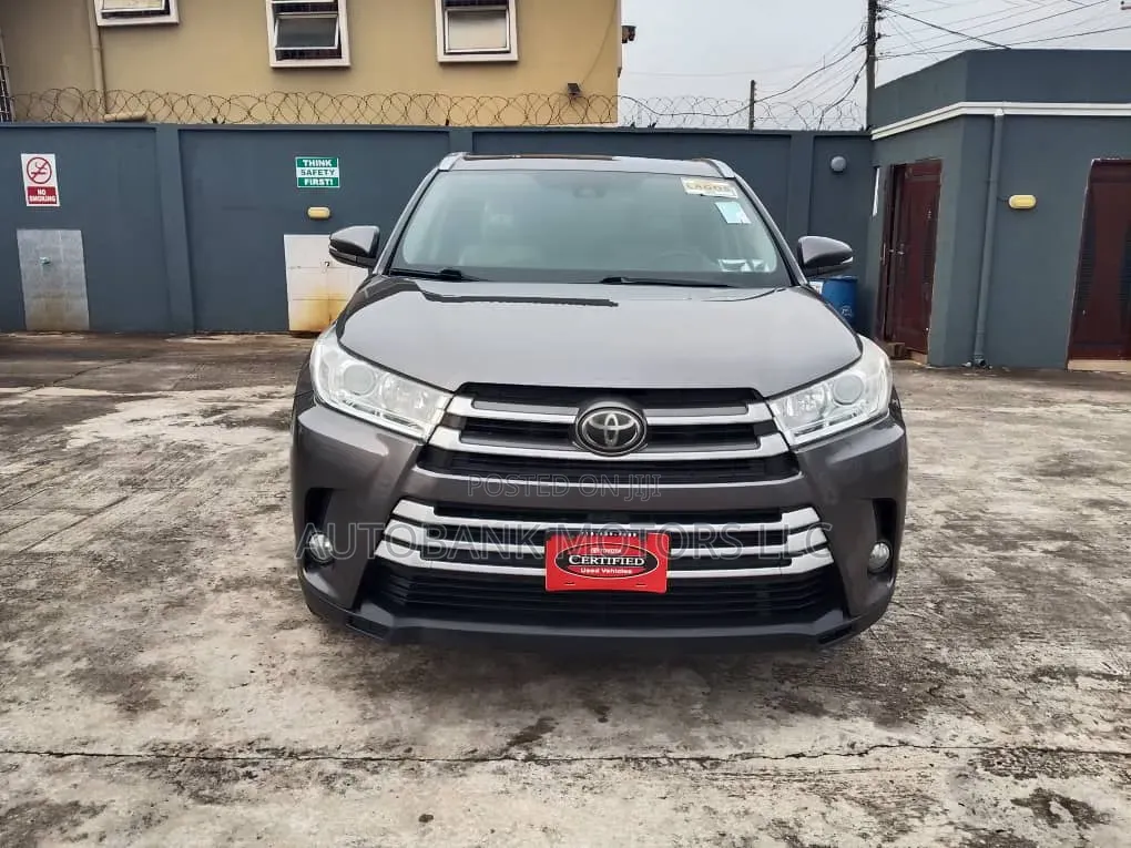 Toyota Highlander XLE 4x4 V6 (3.5L 6cyl 8A) 2018 Gray