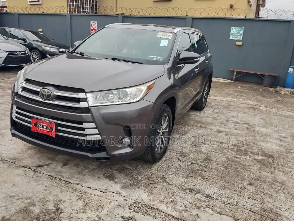 Toyota Highlander XLE 4x4 V6 (3.5L 6cyl 8A) 2018 Gray