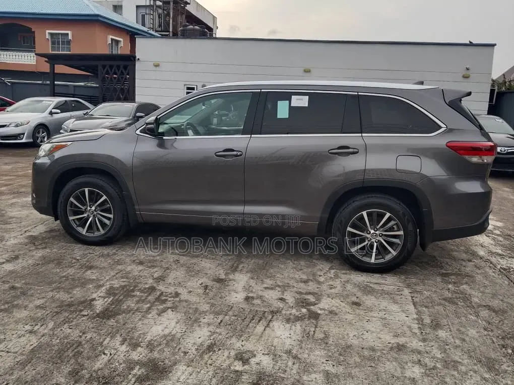 Toyota Highlander XLE 4x4 V6 (3.5L 6cyl 8A) 2018 Gray