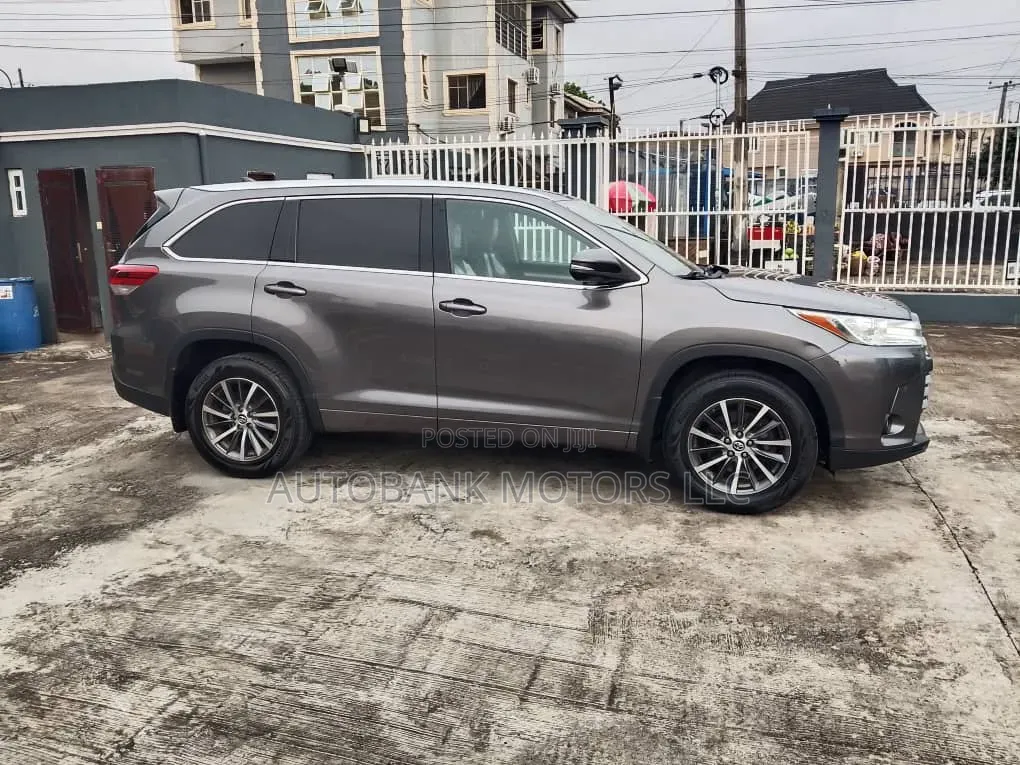 Toyota Highlander XLE 4x4 V6 (3.5L 6cyl 8A) 2018 Gray