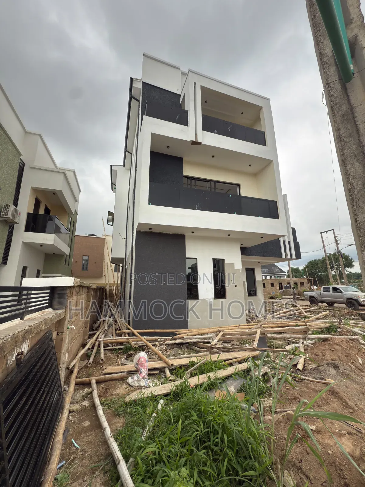 5bdrm Penthouse in Carlton Gate Estate, Akobo for sale