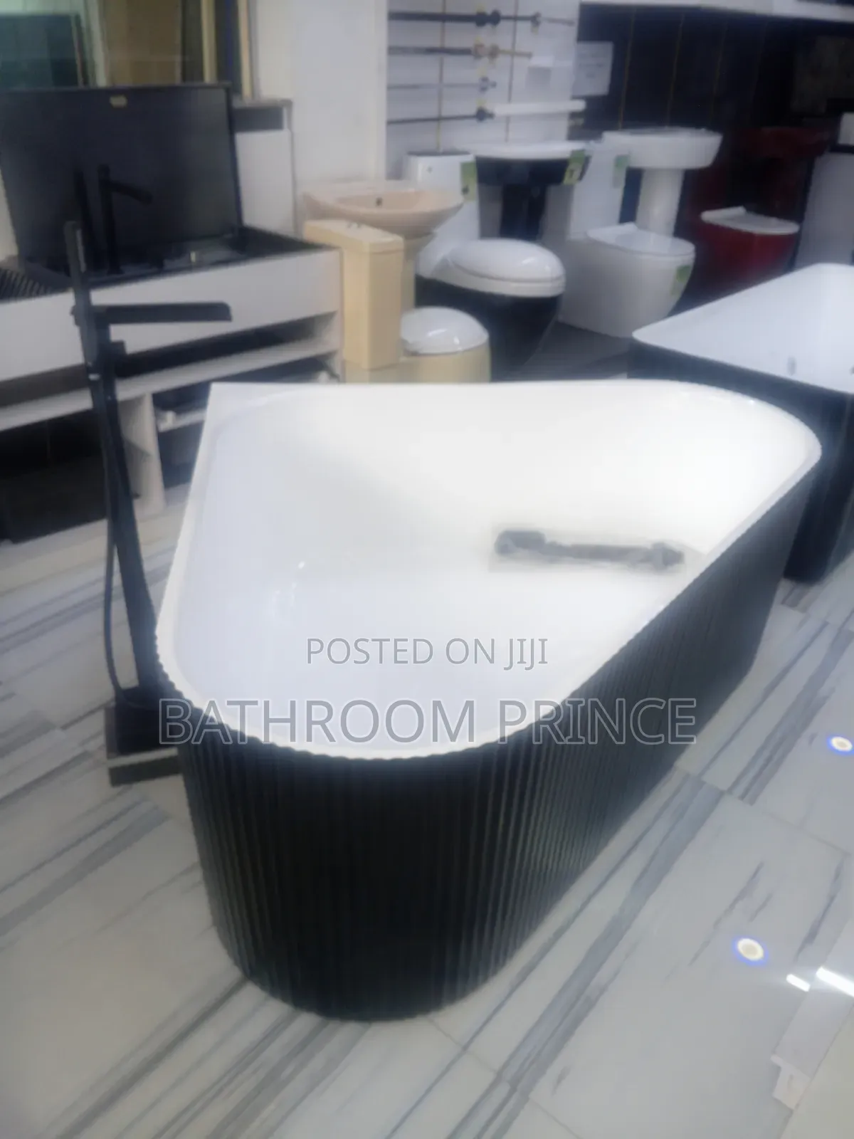 Quality Black and White Corner Acrylic Bathtub