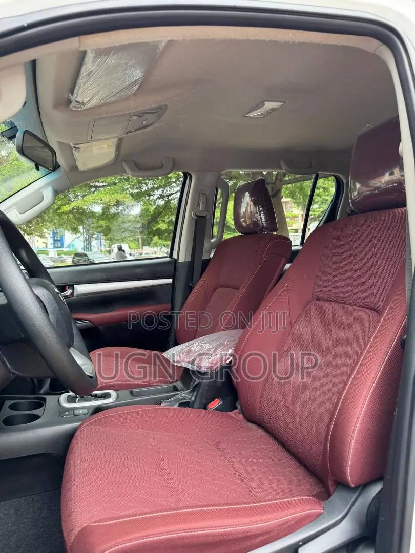 Toyota Hilux 2023 White