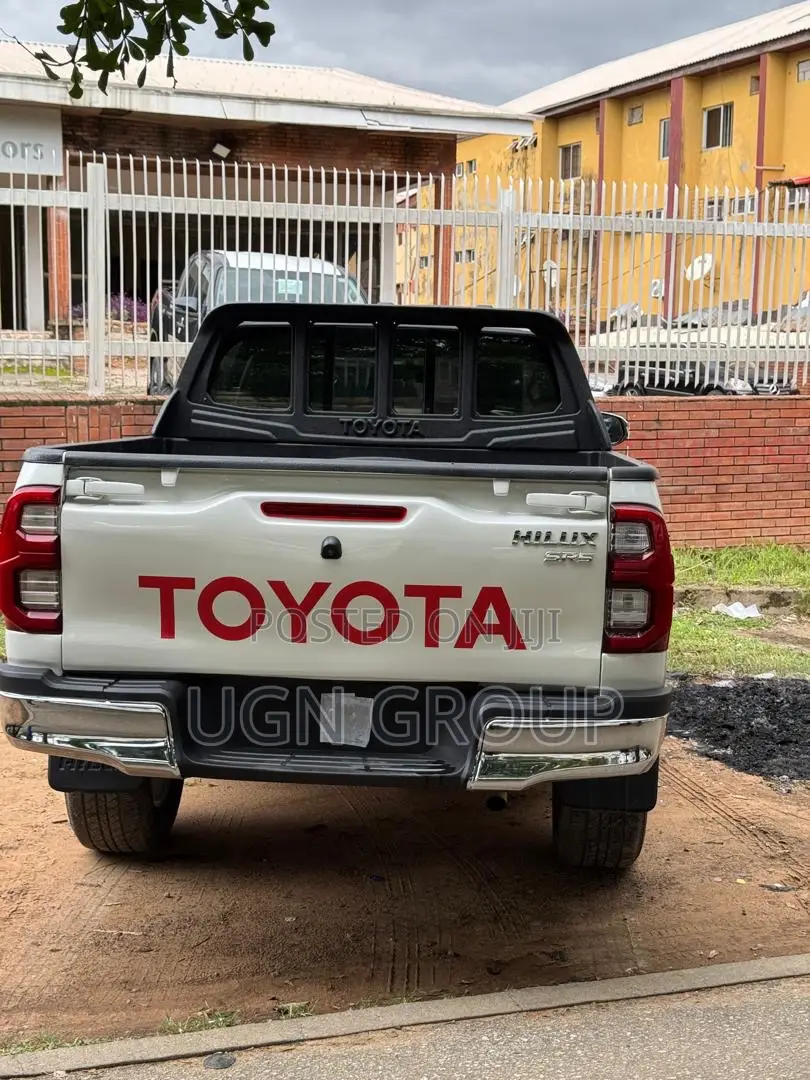 Toyota Hilux 2023 White