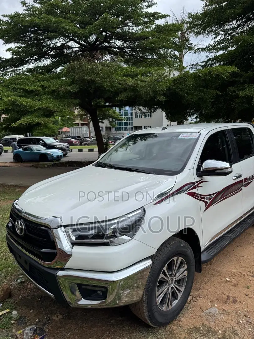 Toyota Hilux 2023 White