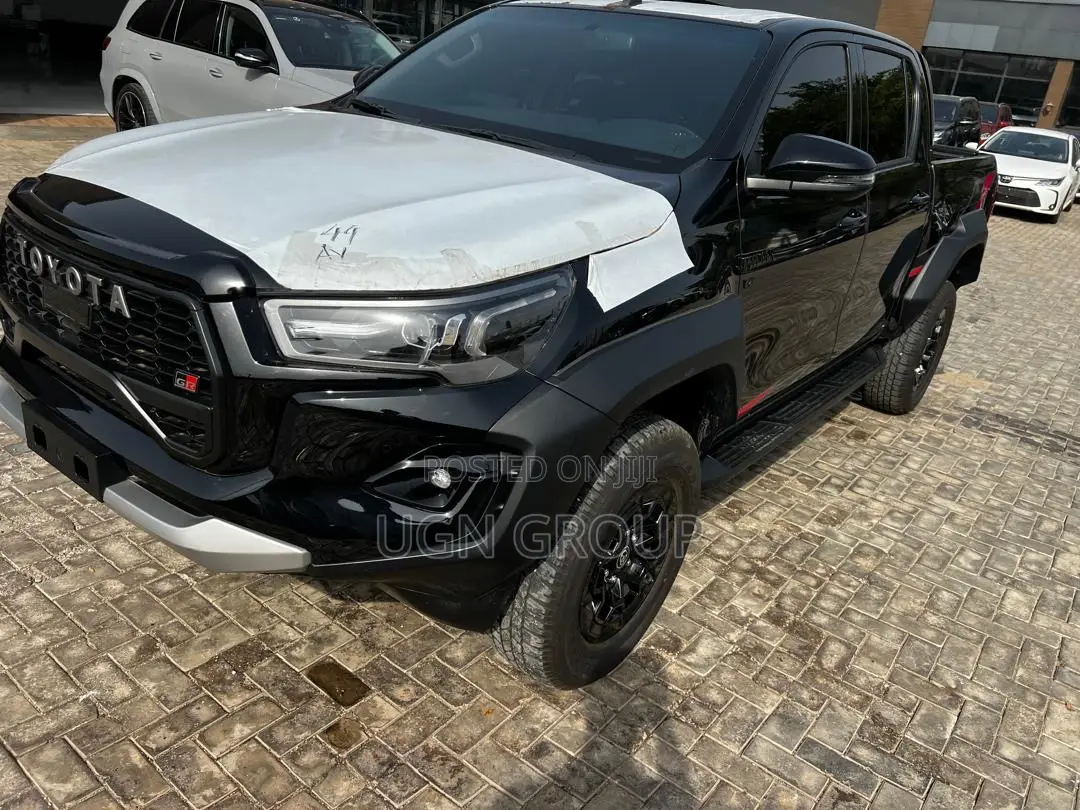 New Toyota Hilux 2025 Black