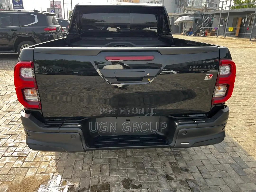 New Toyota Hilux 2025 Black