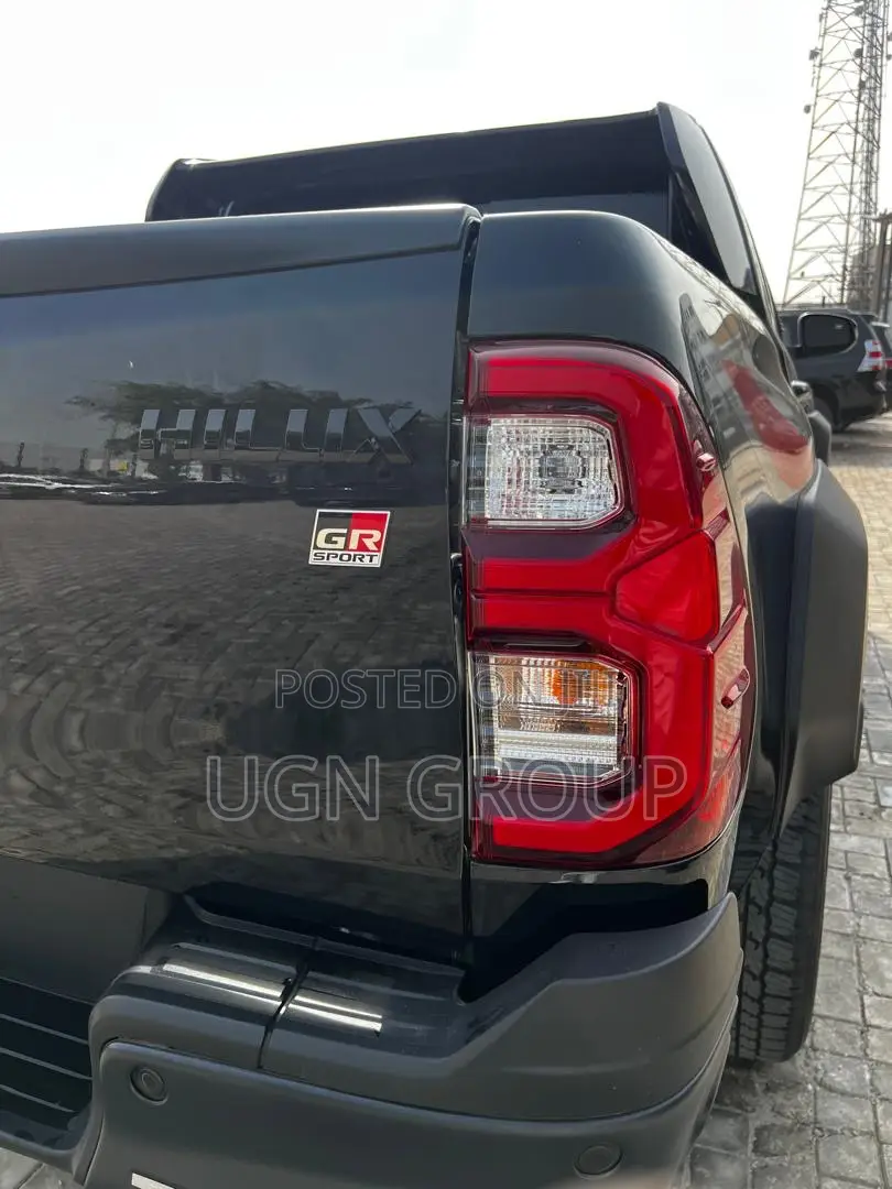 New Toyota Hilux 2025 Black