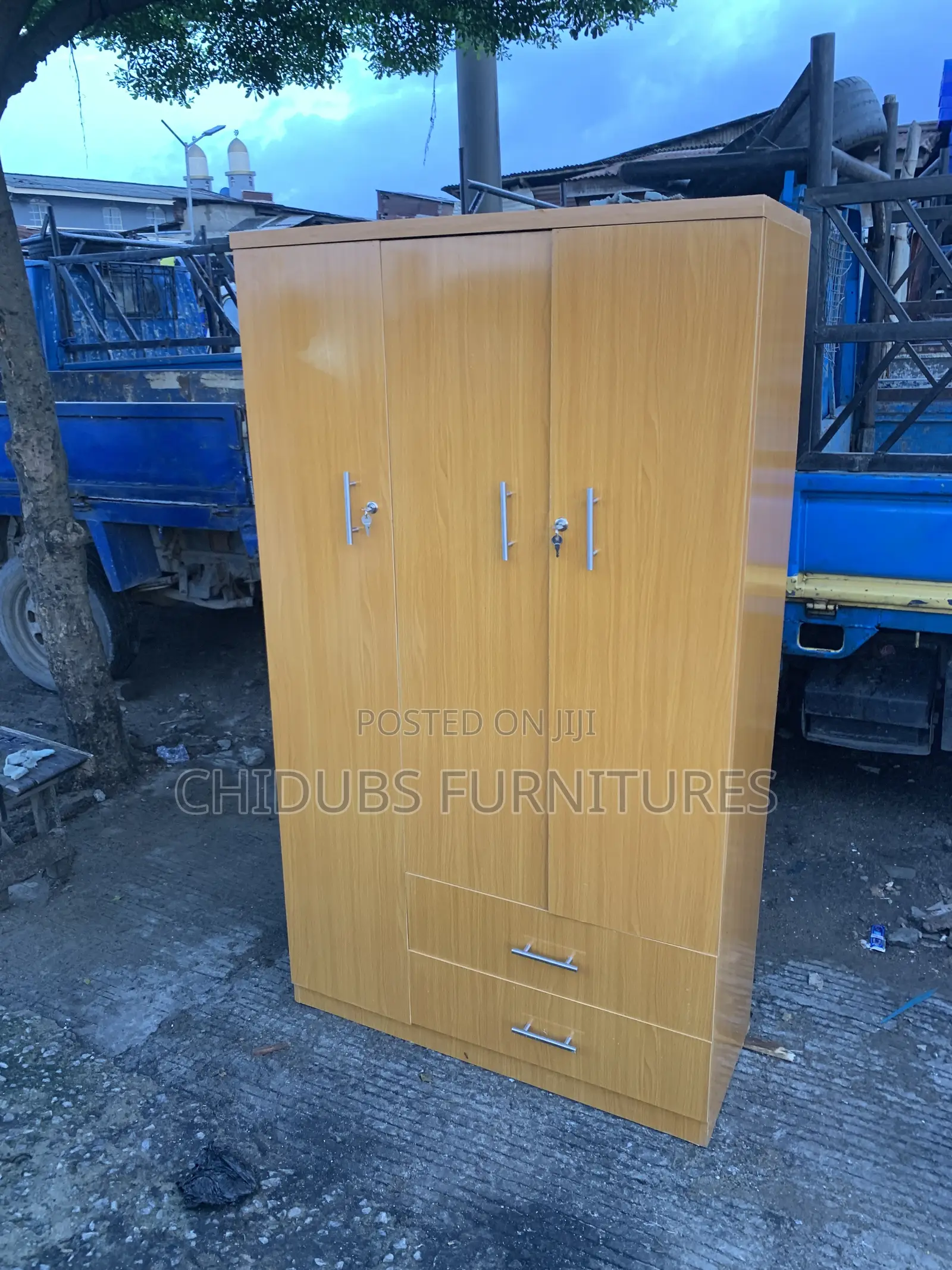 3.5 by 6ft Wardrope With 3 Doors and 2 Drawers