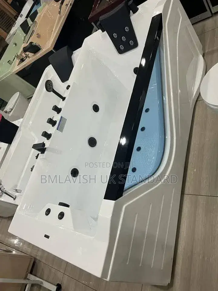 Jacuzzi Spa-Style Tub With Jet Water Settings