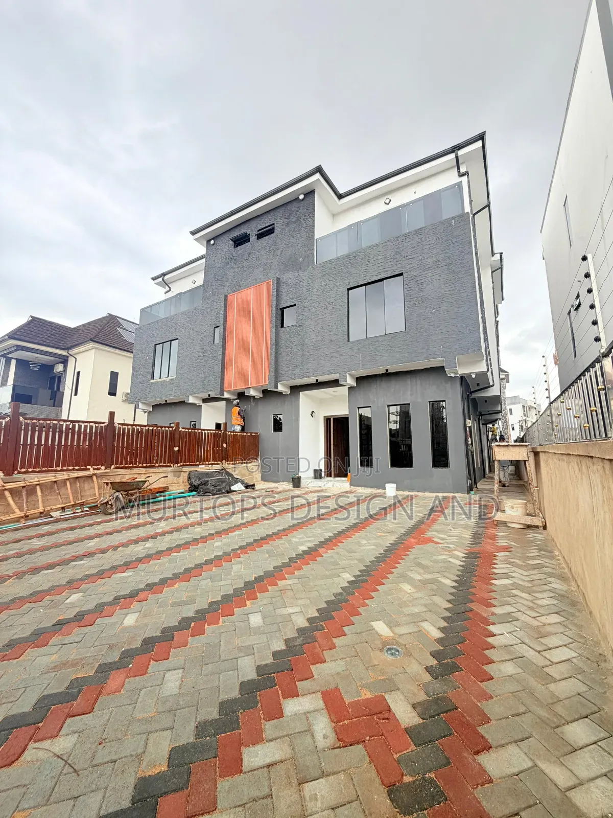 4bdrm Duplex in Medina for sale