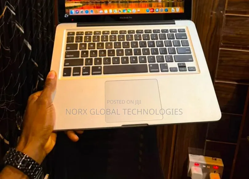 Laptop Apple MacBook 2011 8GB Intel Core i5 HDD+SSD 320GB