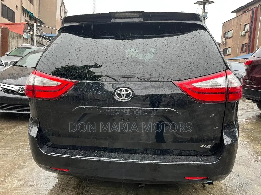 Toyota Sienna XLE (3.5L 6cyl 8A) 2018 Black