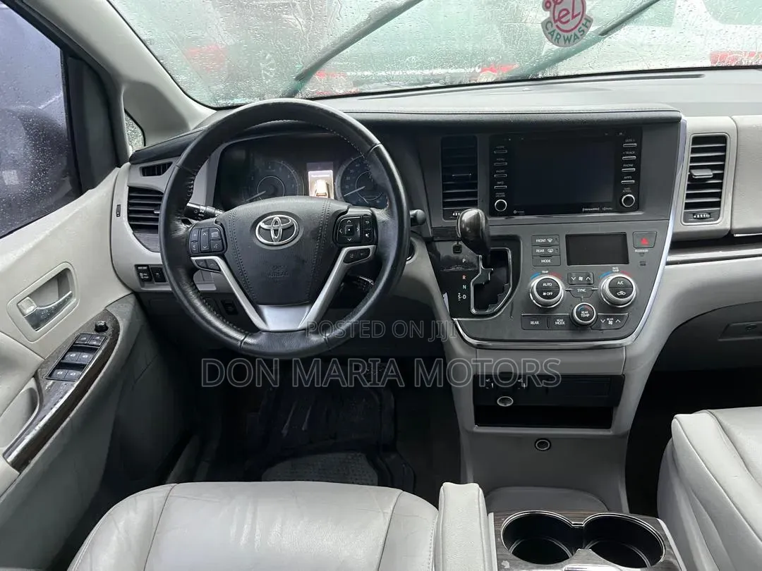 Toyota Sienna XLE (3.5L 6cyl 8A) 2018 Black