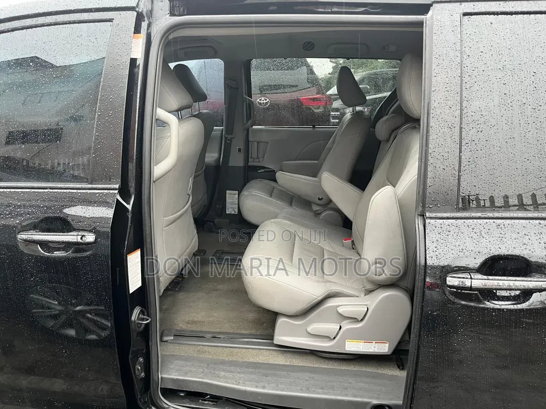 Toyota Sienna XLE (3.5L 6cyl 8A) 2018 Black
