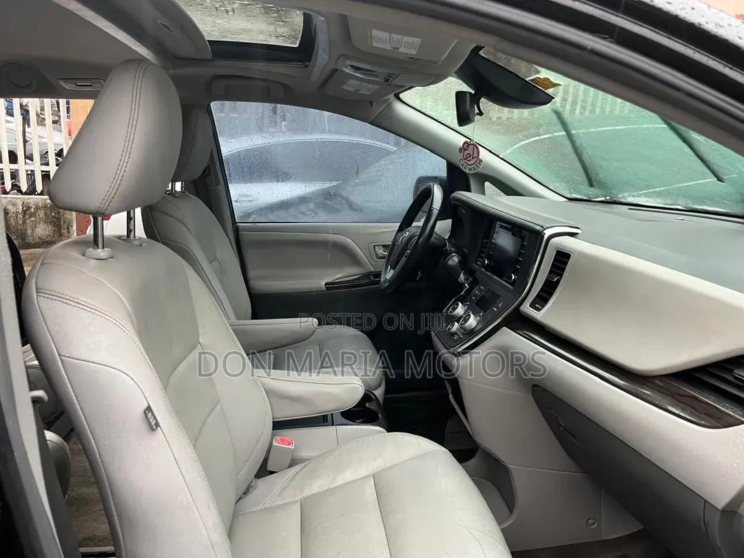 Toyota Sienna XLE (3.5L 6cyl 8A) 2018 Black