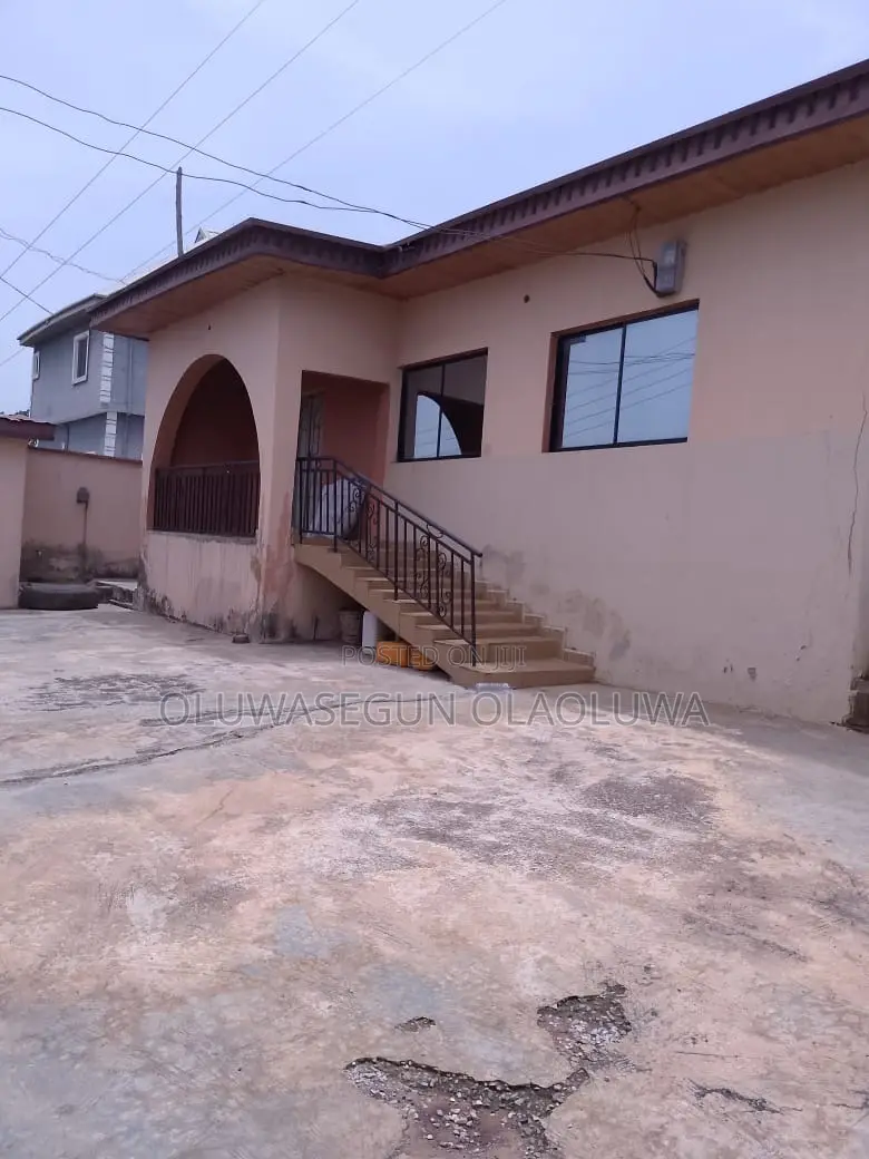 6bdrm Bungalow in Peace Land Estate, Ikorodu Garage for sale