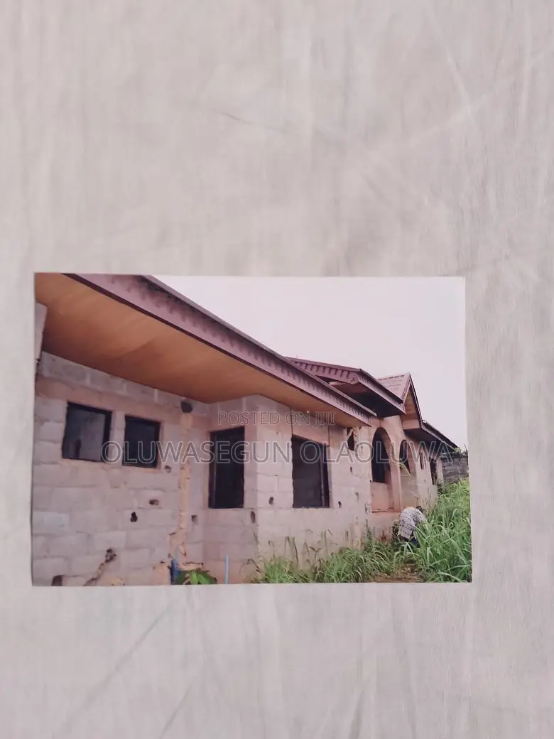 6bdrm Bungalow in Peace Land Estate, Ikorodu Garage for sale