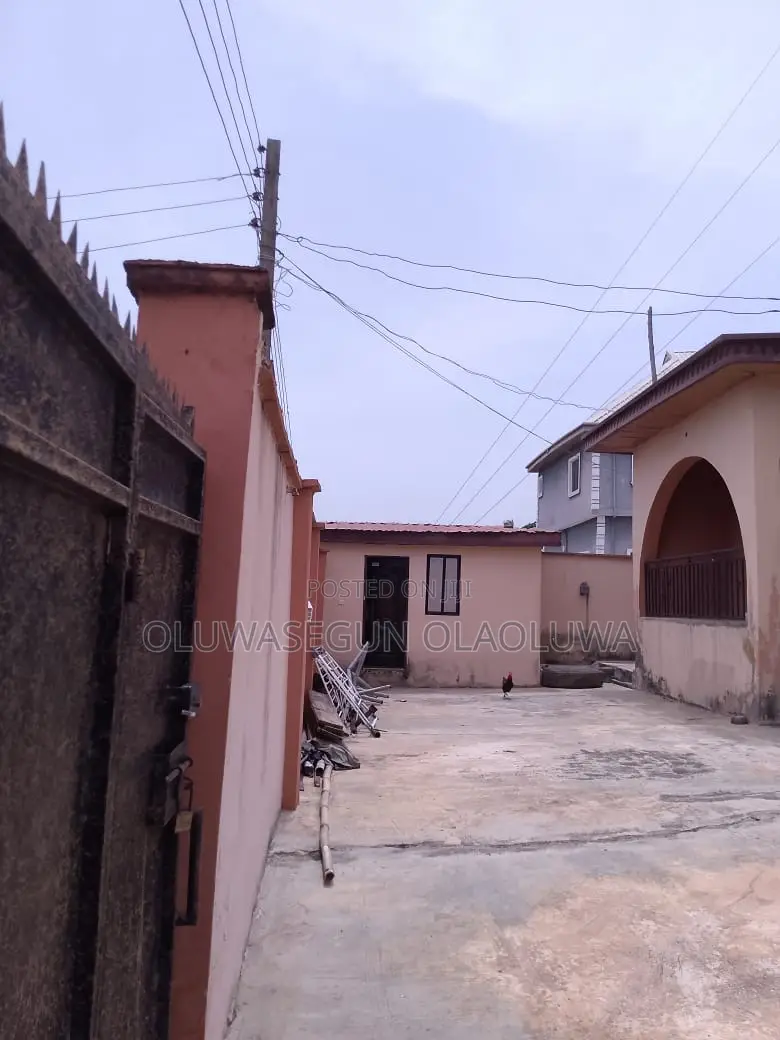 6bdrm Bungalow in Peace Land Estate, Ikorodu Garage for sale
