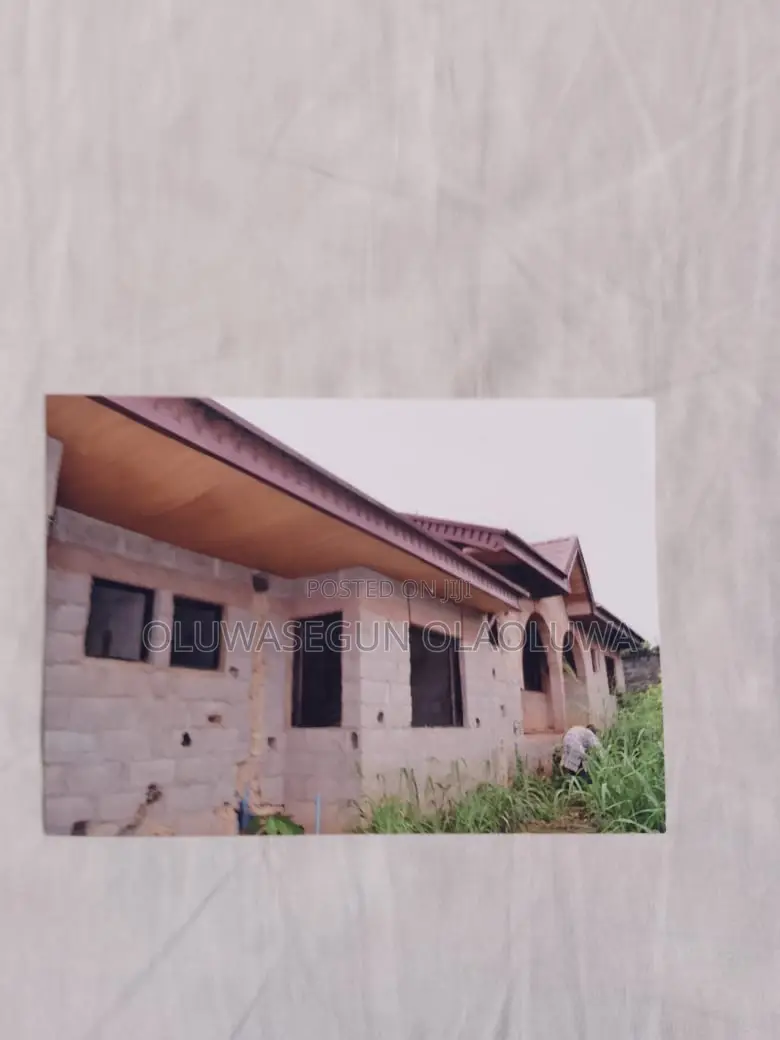 6bdrm Bungalow in Peace Land Estate, Ikorodu Garage for sale