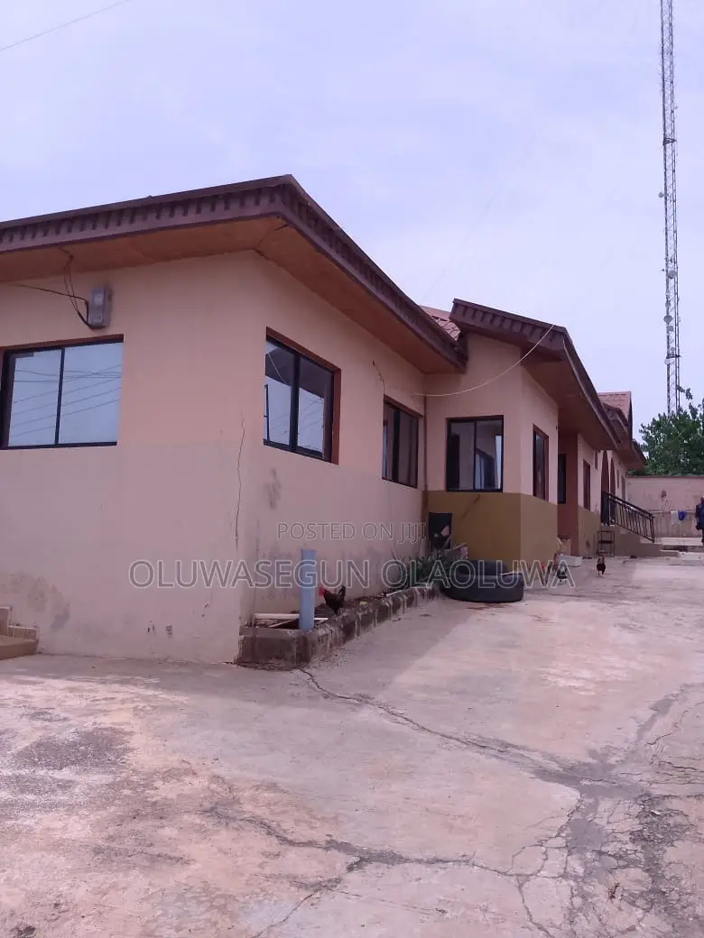 6bdrm Bungalow in Peace Land Estate, Ikorodu Garage for sale